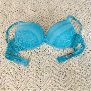 Daisy Fuentes turquoise bra 38C